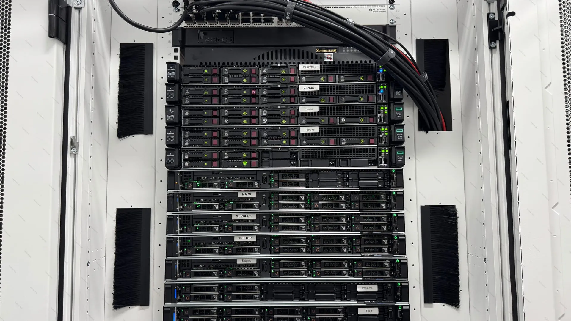 Baie de serveurs VeryCloud au datacenter Telehouse TH3