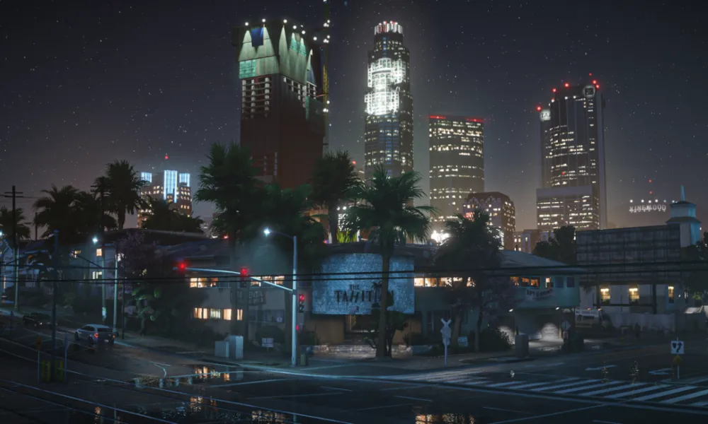 Centre-ville de Los Santos la nuit : gratte-ciel illuminés, palmiers et rue mouillée