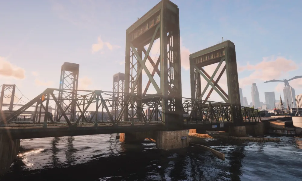Pont levant métallique de Los Santos enjambant l'eau, avec les tours du centre-ville au loin